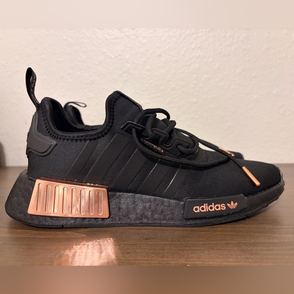 🌹Women’s Adidas RMD R1 Sneakers 🌹
